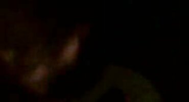 ബ്ലോണ്ടി നീല നീന്തൽക്കുളം എണ്ണകൾ അവളുടെ കഴുത മുകളിൽ ചാടി ഒരു വലിയ കോഴി