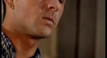 അടുക്കളയിൽ ഒരു ആൺകുട്ടിയെ പീഡിപ്പിച്ച ബ്ലൌസ്, അടിവസ്ത്രത്തിൽ അവന്റെ മുന്നിൽ പ്രദർശിപ്പിക്കുന്നു