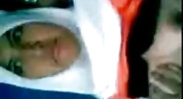 മസാജ് സെഷനിൽ, ബ്രൌൺ അവളുടെ മുലകൾക്കിടയിൽ മാസ്റ്ററുടെ വലിയ കോഴിയെ വലിച്ചെറിഞ്ഞു