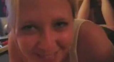 രണ്ട് കറുത്തവർഗ്ഗക്കാർ ഒരേസമയം അവരുടെ വലിയ ട്രങ്കുകൾ തള്ളിക്കളയുന്ന സൌന്ദര്യത്തെ ഹാർഡ് ചുറ്റിപ്പിടിക്കുന്നു