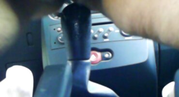 നീണ്ട മുടിയുള്ള പെൺകുട്ടി അപരിചിതന്റെ മുന്നിൽ കാലുകൾ പരത്തുന്നു