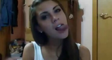 സുന്ദരനായ ലെസ്ബിയൻസ് ആൺകുട്ടിയുടെ കോഴിയെ വലിച്ചെറിഞ്ഞു, കഴുത്തിൽ അവനെ ഫക്ക് ചെയ്തതിനുശേഷം