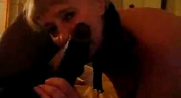 മൃദുവായ സോഫയിൽ ഒരു മനുഷ്യൻ ഉറച്ച പിസ്റ്റൺ നട്ടുപിടിപ്പിക്കുന്നു