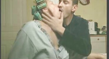 ഒരു വികാരാധീനനായ ബ്ളോഗ് ശേഷം, ആ മനുഷ്യൻ തന്റെ സൌന്ദര്യത്തിന്റെ അനക്കത്തിൽ ഒരു തുമ്പിക്കൈ നടുന്നു