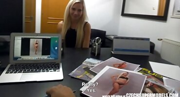 കടുത്ത ബോസ് ഫ്രിഗ്സ് തന്റെ വീട്ടിൽ അസിസ്റ്റന്റ്