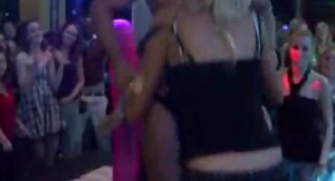 ദുർബലമായ ചക്ക് കട്ടിലിൽ വികാരാധീനനായ ലൈംഗിക ചെയ്തു ഒരു കോഴി കുടിച്ചു