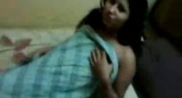 ഒരു കറുത്ത മനുഷ്യനിൽ നിന്ന് ഒരു ഫാലസ് വലിച്ചെറിഞ്ഞ് ഡോഗി സ്റ്റൈൽ പോസ് ചെയ്തു