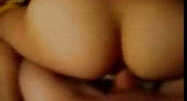 രണ്ട് എസ്കോർട്ട് പെൺകുട്ടികൾ പിങ്ക് സ്ലിറ്റുകൾ ഉപയോഗിച്ച് ക്ലയന്റിന്റെ കല്ല് കോഴിയെ പരിപാലിക്കുന്നു