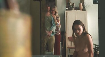 പുതുവത്സര വസ്ത്രധാരണത്തിലെ പെൺകുട്ടി അവധിക്കാലത്തെ ബഹുമാനാർത്ഥം ആൺകുട്ടിക്ക് ഒരു രതിമൂർച്ഛ നൽകുന്നു