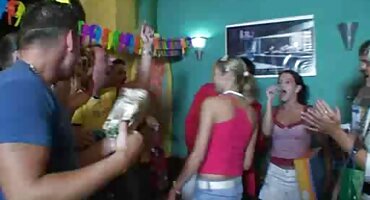 പെൺകുട്ടി ഒരു ആൺകുട്ടിയിൽ നിന്ന് കുനി ലഭിച്ചു പാന്റീസ് വഴി അവനോടൊപ്പം