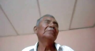 സ്നോ വൈറ്റ് കിടക്കയിൽ പക്വതയുള്ള ബോസ് തൊണ്ടയിലും കൂച്ചിയിലും കീഴടങ്ങി