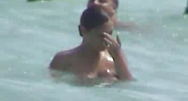 ഒരു കട്ടിയുള്ള ഡിക്ക് ഉപയോഗിച്ച് രണ്ട് പെൺകുട്ടികൾ സ്ലിറ്റുകൾ നക്കി