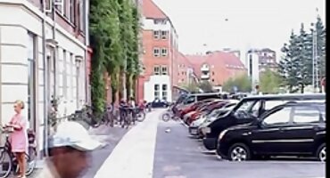 പ്രഭാതത്തിൽ മനുഷ്യൻ തുളച്ചുകയറി ഗുൽമോഹർ സ്വർണനിറം