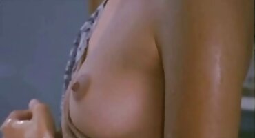 അവളുടെ രുചികരമായ കഴുതയ്ക്ക് പകരം, വേശ്യയ്ക്ക് പന്തിൽ ആഴത്തിലുള്ള ഒരു വലിയ കോഴി ലഭിച്ചു