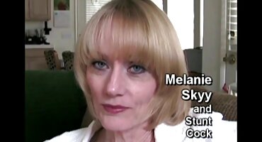 റെഡ്ഹെഡ് ബൾഗേറിയ ടിറ്റുകൾ ആസ്വദിച്ചു ഒരു വലിയ മനുഷ്യൻ ക്ലബ്ബിൽ സ്റ്റിക്ക്