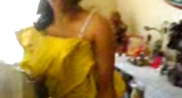 ഒരു പെൺകുട്ടി തന്റെ കോഴി സവാരി വസ്തുത സ്നേഹിക്കുന്നു