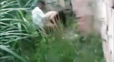 അവൾ റോസാപ്പൂവിനെ ഊരിമാറ്റി