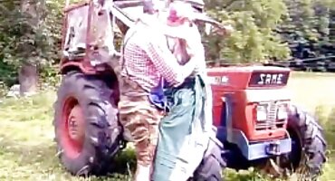 ചിക്കൻ മേശപ്പുറത്ത് കിടന്നു അവളുടെ സുഹൃത്തിന്റെ വലിയ കോഴി എടുത്തു