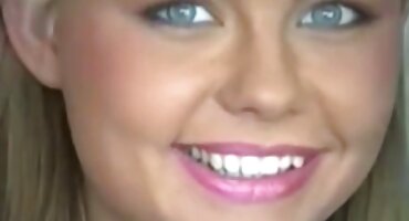 ബ്ലെൻഡർ അവളുടെ അടിവസ്ത്രം അഴിച്ചു അവളുടെ താടി സ്വയം ഫക്ക് കൊടുത്തു