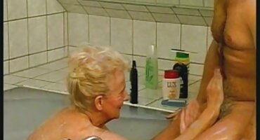 വെളുത്തുള്ളി അവളുടെ കാലുകൾ ആൺകുട്ടിയുടെ കോഴിയിൽ കയറ്റി ചൂടുള്ള സെക്സ് ആവശ്യപ്പെട്ടു