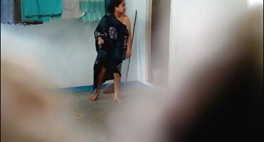 പെൺകുട്ടി ശരിക്കും മുലകുടിക്കാൻ ആഗ്രഹിക്കുന്നില്ല, പക്ഷേ ഇപ്പോഴും വായിൽ മനുഷ്യൻ എടുക്കുന്നു