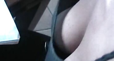 യുവ വിദ്യാർത്ഥി ഒരു അനുഭവപരിചയമുള്ള അമ്മയുടെ കോഴി