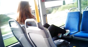 കോണിപ്പടിയിൽ ഏഷ്യൻ പെൺകുട്ടിയുമായി പെൺകുട്ടി വികാരാധീനനായ ലൈംഗിക