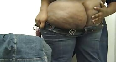 ഒരു നല്ല ഗ്രേഡ് വേണ്ടി അധ്യാപകൻ പരുക്കൻ വിദ്യാർത്ഥി