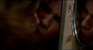 വേശ്യാവൃത്തി ഒരു ലൈംഗിക വേഷം ധരിച്ച് ഷേവ് ചെയ്ത യോനിയിൽ ക്ലയന്റിനെ സേവിച്ചു