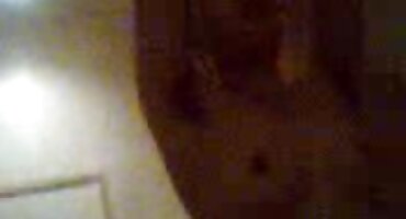 അയൽക്കാരൻ ഒരു സുന്ദരിയായ വ്യക്തിക്ക് ഒരു ബ്ളോഗ് നൽകുന്നു, മുറ്റത്ത് നാറുന്നു