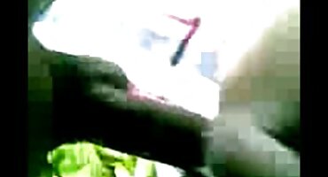 സുന്ദരിയായ പെൺകുട്ടി ഒരു നല്ല കാറിൽ ഒരു മനുഷ്യനെ വശീകരിച്ചു വേഗം അവന്റെ കോഴിയിൽ ചാടി