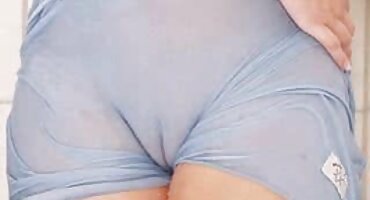 പ്രഭാതഭക്ഷണത്തിന് ശേഷം പെൺകുട്ടി പിസ്റ്റണിൽ അവളുടെ പുസ്സി ഒട്ടിക്കുന്നു