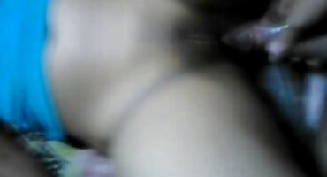 സുന്ദരിയായ പെൺകുട്ടി തന്റെ കാമുകന് ഒരു ആഴത്തിലുള്ള ബ്ളോഗ് നൽകി, അവനുമായി വ്യത്യസ്ത സ്ഥാനങ്ങളിൽ ലൈംഗികബന്ധത്തിലേർപ്പെട്ടു.