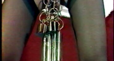 മെലിഞ്ഞ ഏകാന്ത അയൽക്കാരന്റെ ലാറ്റിന നക്കി നീട്ടി പുസ്സി