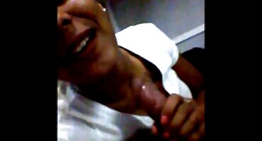 ആ മനുഷ്യൻ ചുവന്ന മൃഗത്തെ എടുത്ത് വിവിധ പോസുകളിൽ കീറി.