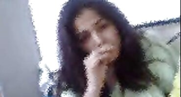 ടെൻഡർ ചുംബനങ്ങളും സ്നേഹത്തിൽ സെക്സി ദമ്പതികൾ