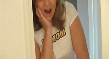 ലിവിംഗ് റൂമിലെ പയ്യൻ തന്റെ കോഴിയിൽ ഒരു യുവതിയെ ഇടുന്നു