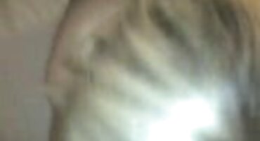 റെഡ്ഹെഡ് പെൺകുട്ടി സ്റ്റോക്കിംഗ്സ് സ്നേഹിക്കുന്നു ജാഗ്രതയോടെ ലൈംഗിക മുമ്പ് കോഴി മുട്ടുകുത്തി