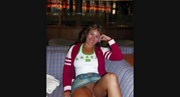 കട്ടിലിൽ ബിസിനസുകാരൻ കോഴി ന് വെളുത്ത സമനിരപ്പുണ്ടാക്കുക