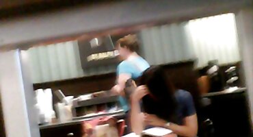 രണ്ട് സെ ജോക്കുകൾ ലെസ്ബിയനുകൾ പോലെ അവരുടെ പുഷ്പങ്ങൾ തേയ്ക്കുക