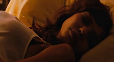 വെളുത്ത പാന്റീസ് പെൺകുട്ടി മികച്ച സുഹൃത്തിന്റെ ചെറിയ കോഴി ചാടി