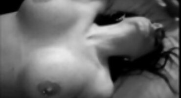 പെൺകുട്ടി പണത്തിനായി ഒരു അപരിചിതന്റെ കൊഴുത്ത കോഴിയെ കുടുക്കുന്നു, പ്രവേശന കവാടത്തിൽ അവനെ പിടിക്കുന്നു