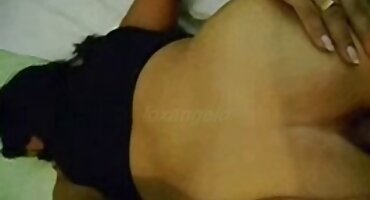 മുലകളുടെയും പുസിയുടെയും മസാജ് ഒരു പുരുഷനുമായി ലൈംഗിക ബന്ധത്തിൽ ഏർപ്പെടാൻ സൌന്ദര്യത്തെ നയിച്ചു