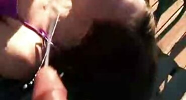 അവളുടെ ശരീരം എണ്ണയൊഴിച്ച ശേഷം, ബ്രൌൺ എളുപ്പത്തിൽ കോഴിയിൽ ഇരുന്നു അത് സവാരി ചെയ്യുന്നു