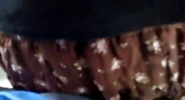 കുണ്ടിയിൽ തഴുകിയ ശേഷം, ആ മനുഷ്യൻ അവളുടെ കഴുത്തിൽ ഒരു വലിയ കോഴിയെ നട്ടു അവളുടെ കഴുതയെ പിടിച്ചു