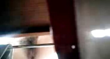 ആ മനുഷ്യൻ തന്റെ പ്രിയപ്പെട്ട വൈബ്രേറ്റർ ചൂടാക്കി പുസിയിൽ സ്വയം നട്ടു