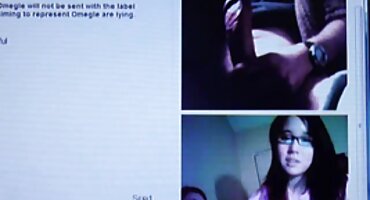 ചുവന്ന മുടിയുള്ള പെൺകുട്ടി അവളുടെ ചുണ്ടുകൾ വിരിച്ച് അവളുടെ പിങ്ക് പൂസിനെ കാണിച്ചു.