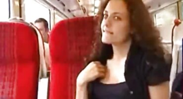 കറുത്ത സ്റ്റെപ്ബ്രൊ കോഴി നിന്ന് മെലിഞ്ഞ വെളുത്ത കാമുകി