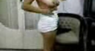 ബസ്റ്റി പെൺകുട്ടി അവളുടെ സുഹൃത്തിന്റെ കോഴി ചാടി നൃത്തം വീഡിയോ