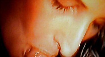 മുട്ടുകുത്തി നിൽക്കുന്ന പെൺകുട്ടി ഒരു പുരുഷന്റെ ഫാലസ് നക്കുന്നു